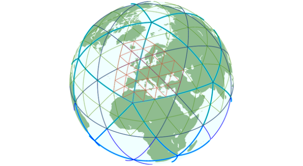 Beispiel für ein regional verfeinertes Gitter. Der sphärische Ikosaeder (hellblau) wurde in drei Schritten global und regional verfeinert: im ersten Schritt global (dunkelblau), im zweiten Schritt auf der Nordhemisphäre (grün), im dritten und letzten Schritt in einer Region über Europa (rot) (Max-Planck-Institut für Meteorologie, 2011)